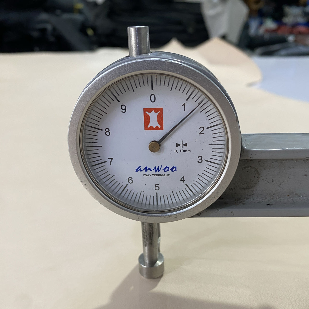 厂家直供树膏皮头层牛皮本色植鞣革烤焦皮手工染色皮雕DIY箱包E18