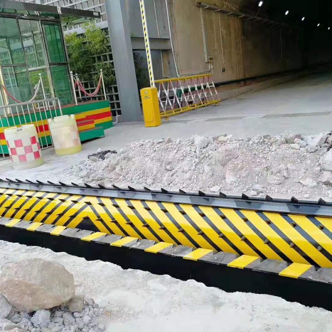 直销优质减速带自带反光膜液压柱反恐路桩