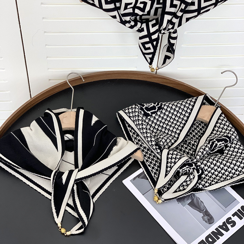 Otoño y invierno nuevo tipo de hebilla de succión de mil pájaros tejidos de doble cara toalla triangular para mujeres pequeñas bolas de oro de alto nivel de protección de cuello buñuelo