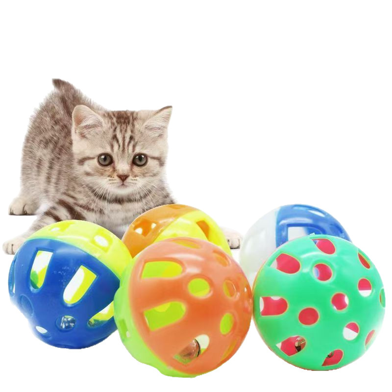 かごの中のネズミの猫のおもちゃの不倒翁のペットのおもちゃのボールの猫は猫の棒をからかいます。|undefined
