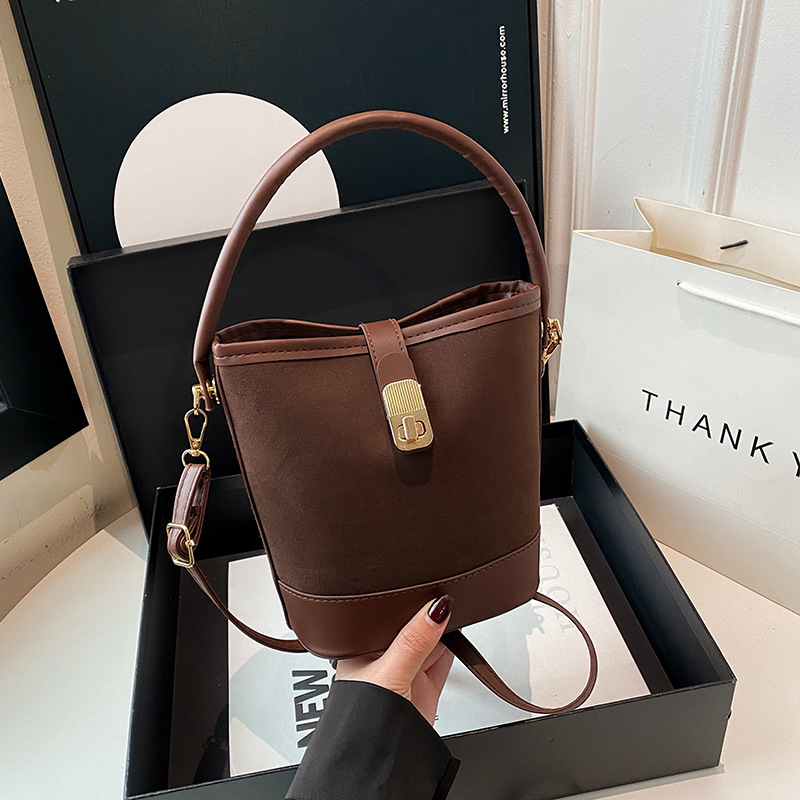 Bolso de invierno para mujeres 2024 nuevo estilo retro simple nicho de moda diseño de hombro mochila de moda moda bolso de cubo portátil