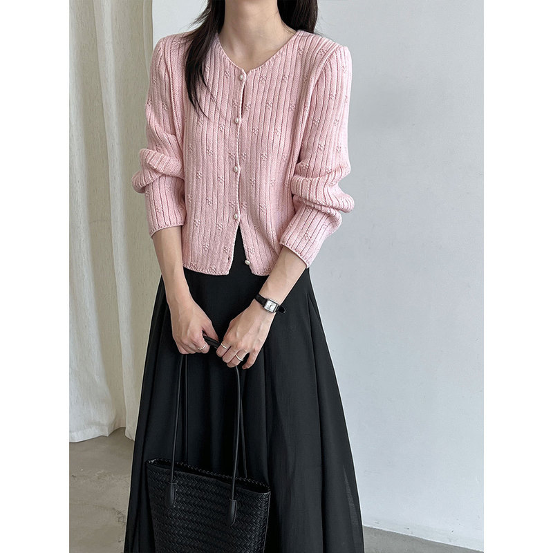 Luxi 2026 Autumn New Short High-Waisted Knitted Cardigan for Women with Sophisticated Pearl Buttons Sweater Coat ss1027 Luxi 2026 Autumn New Short High-Waisted Knitted Cardigan for Women with Sophisticated Pearl Buttons Sweater Coat ss1027