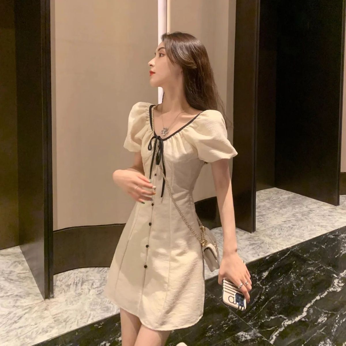 2025春夏高级感新款白色泡泡袖小香风连衣裙女v领收腰小个子裙子