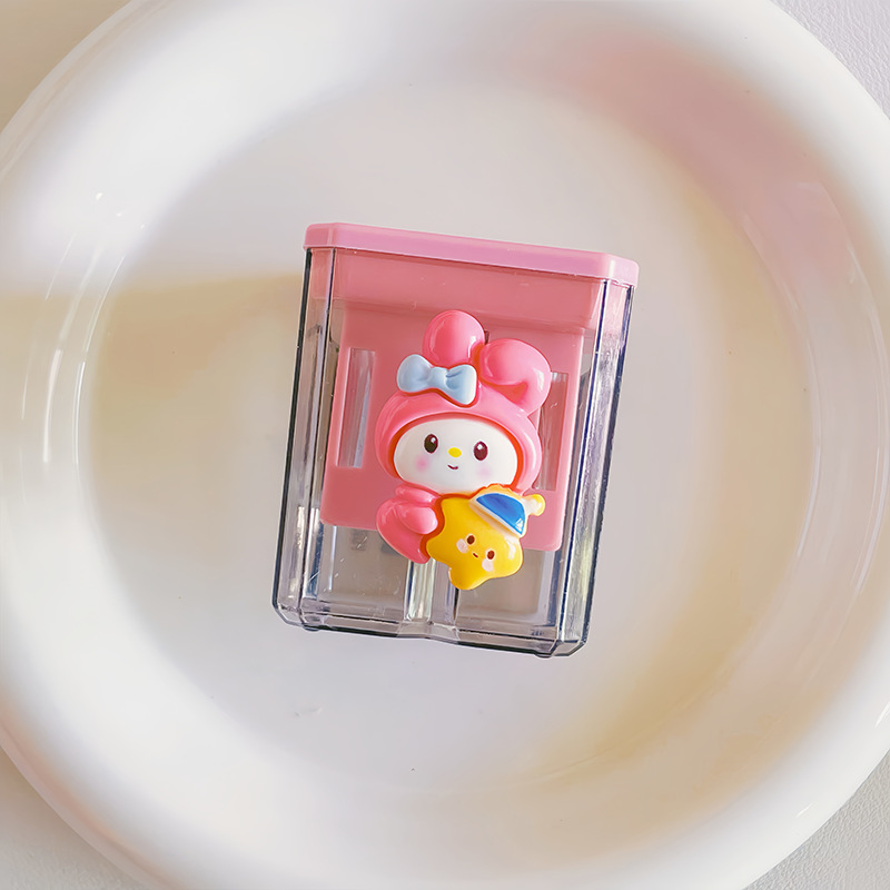 漫画の二重穴の学生のかわいい携帯の筆を回転する刀の子供の太い鉛筆は筆を削ります。|undefined