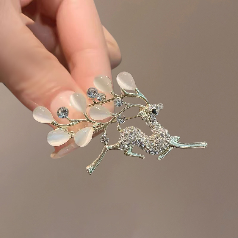 High-End Cute Niche Deer Brooch for Women, Exquisite Sweater Suit Corsage Accessories, Fixed Clothes Anti-Exposure Pin