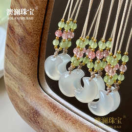 天然冰种白玉髓月亮挂件弯月玛瑙玉石水晶项链挂坠饰品ins风送礼