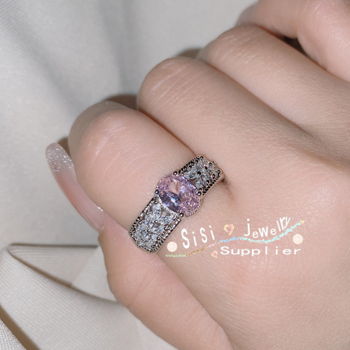 Sisi Italian palace hollow pattern colored sapphire blue corundum ring Haute lace emerald spindle ring