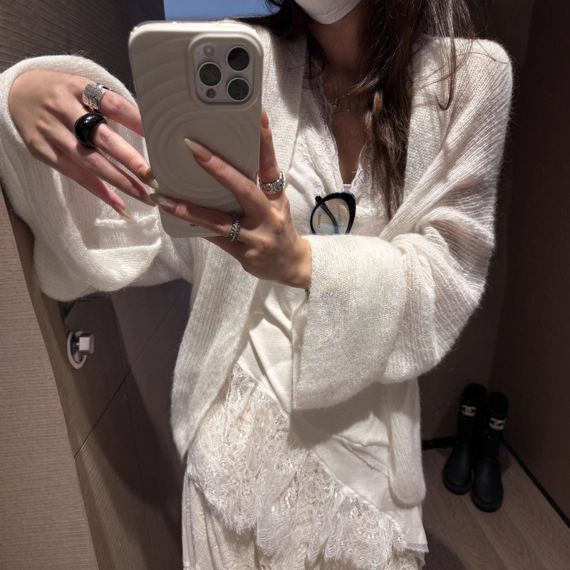 Korean-Style Lazy Style Curved Design Wool and Mohair Soft and Thin Knitted Cardigan for Women Early Autumn Sweater Korean-Style Lazy Style Curved Design Wool and Mohair Soft and Thin Knitted Cardigan for Women Early Autumn Sweater