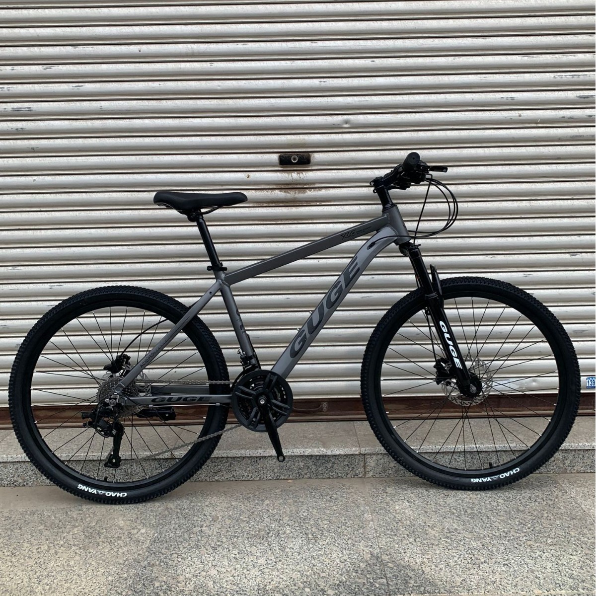 Manufacturer Wholesale 26inch Aluminum Alloy Off-Road Oil Disc Shock-Absorbing Mountain Bike for Male and Female Students and Adults