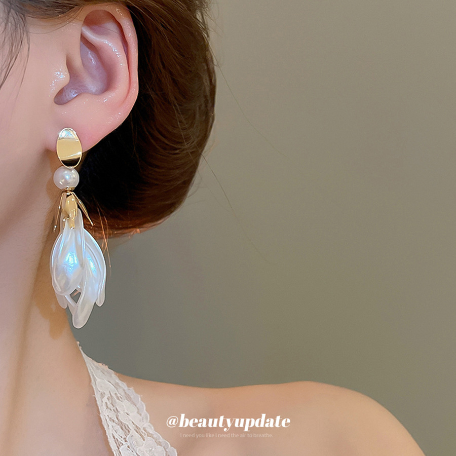 Pendientes de borla de pétalo blanco perla de plata Pendientes largos de moda francesa Pendientes de todo fósforo de alta gama de lujo ligero Mujeres