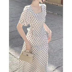 キキョウのフレンチの波点のワンピースの女性の半袖2025夏の新型の方襟の修身はやせている中の長いタイプのa字のスカートを現します。
