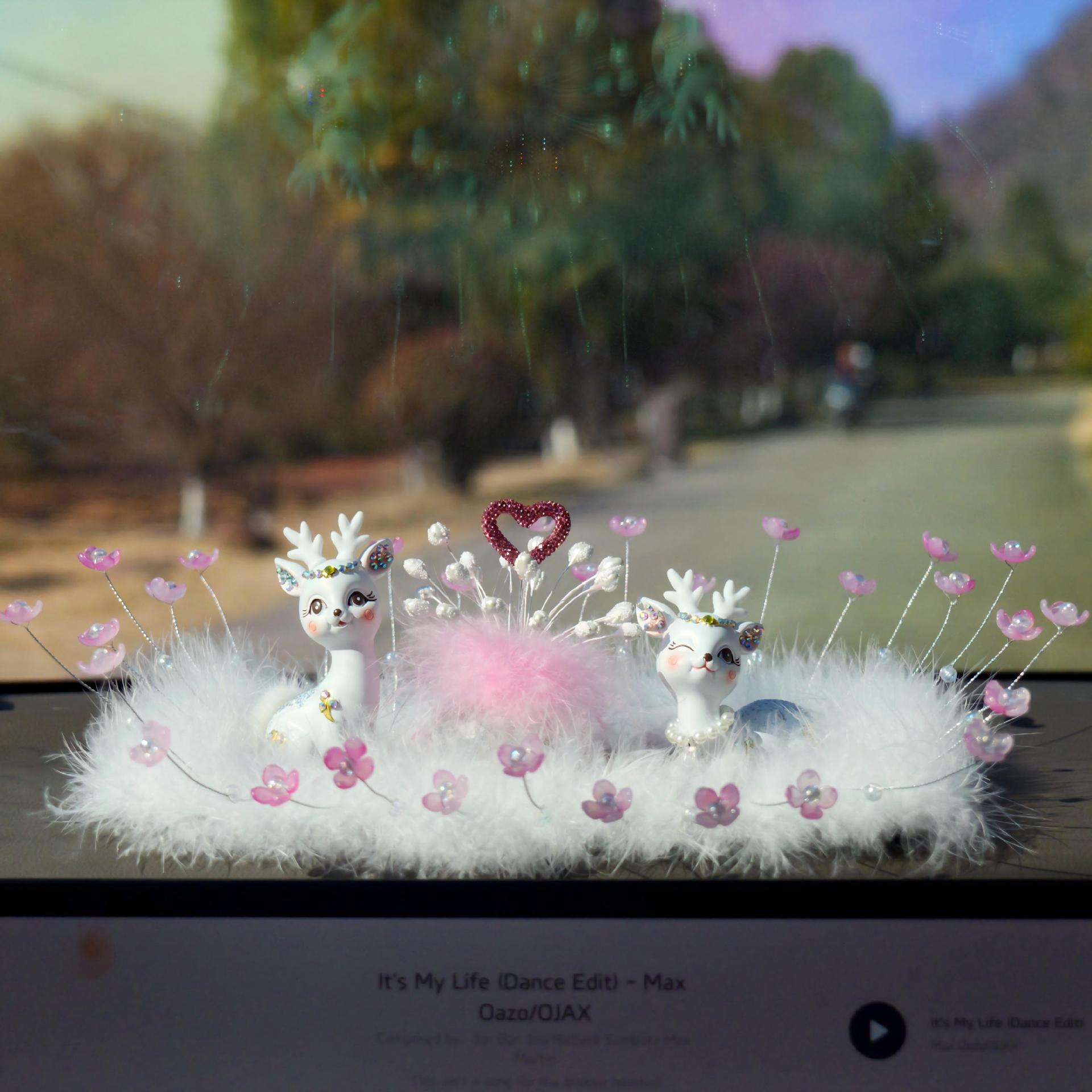 Central Control Anti-Slip Mat, Car-Mounted Feather Flower Design, High Aesthetic Car Interior Decoration, Anti-Slip Mat for Women, Creative New Model, Cross-Border