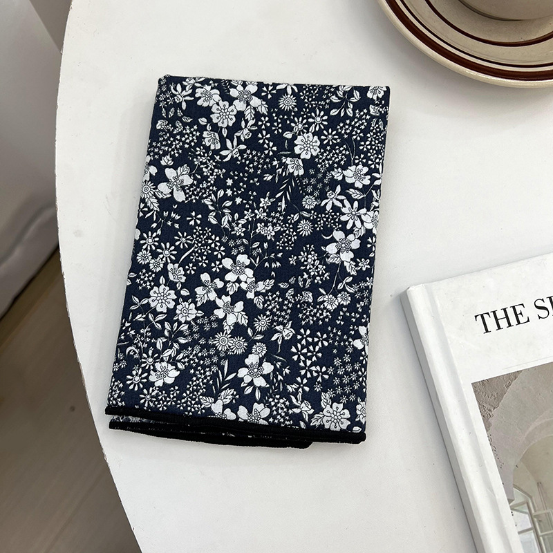 Pequeña flor azul marino