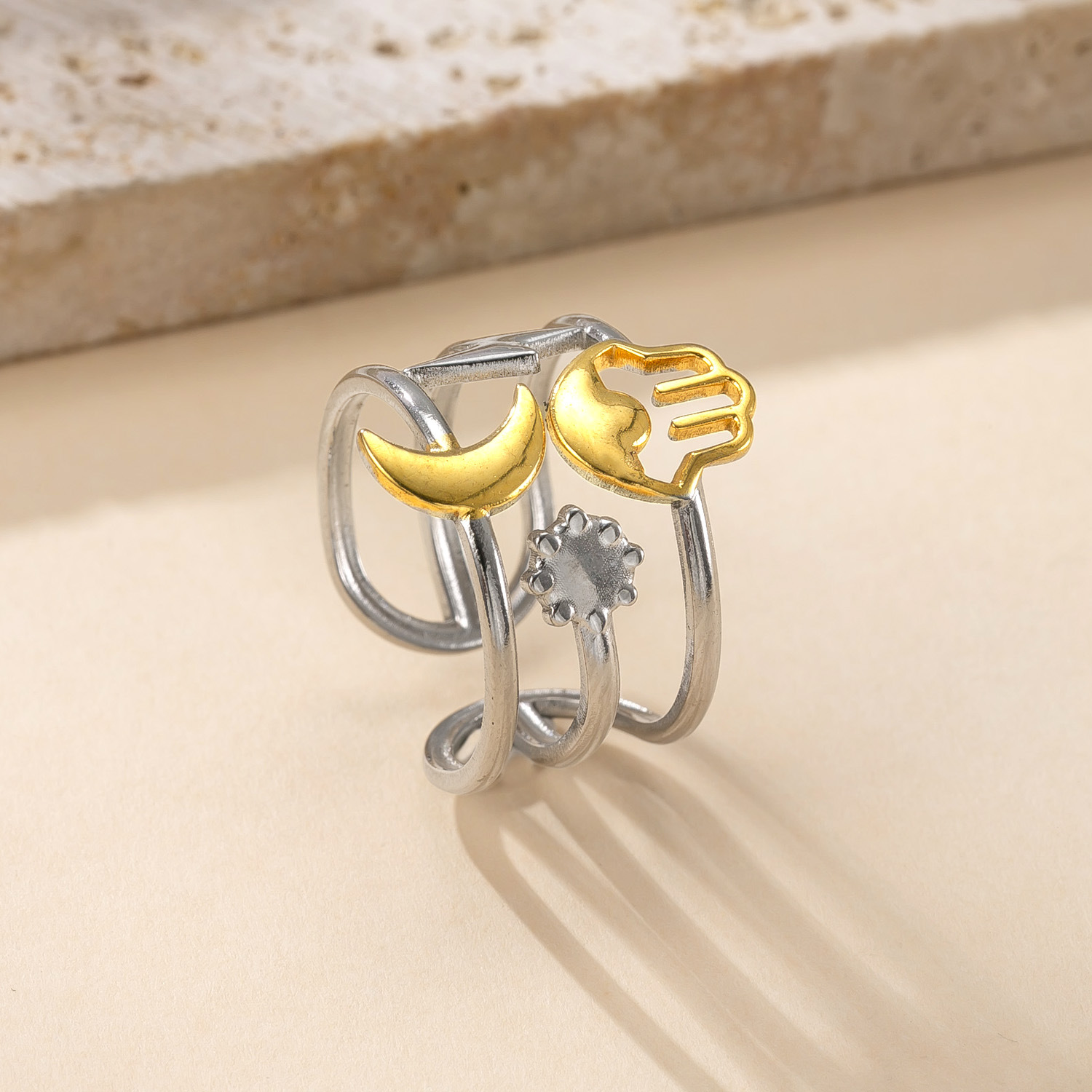 Venta caliente transfronteriza anillo de acero inoxidable diseño de nicho femenino anillo abierto a juego de colores aceite hueco amor fábrica de anillos de acero de titanio