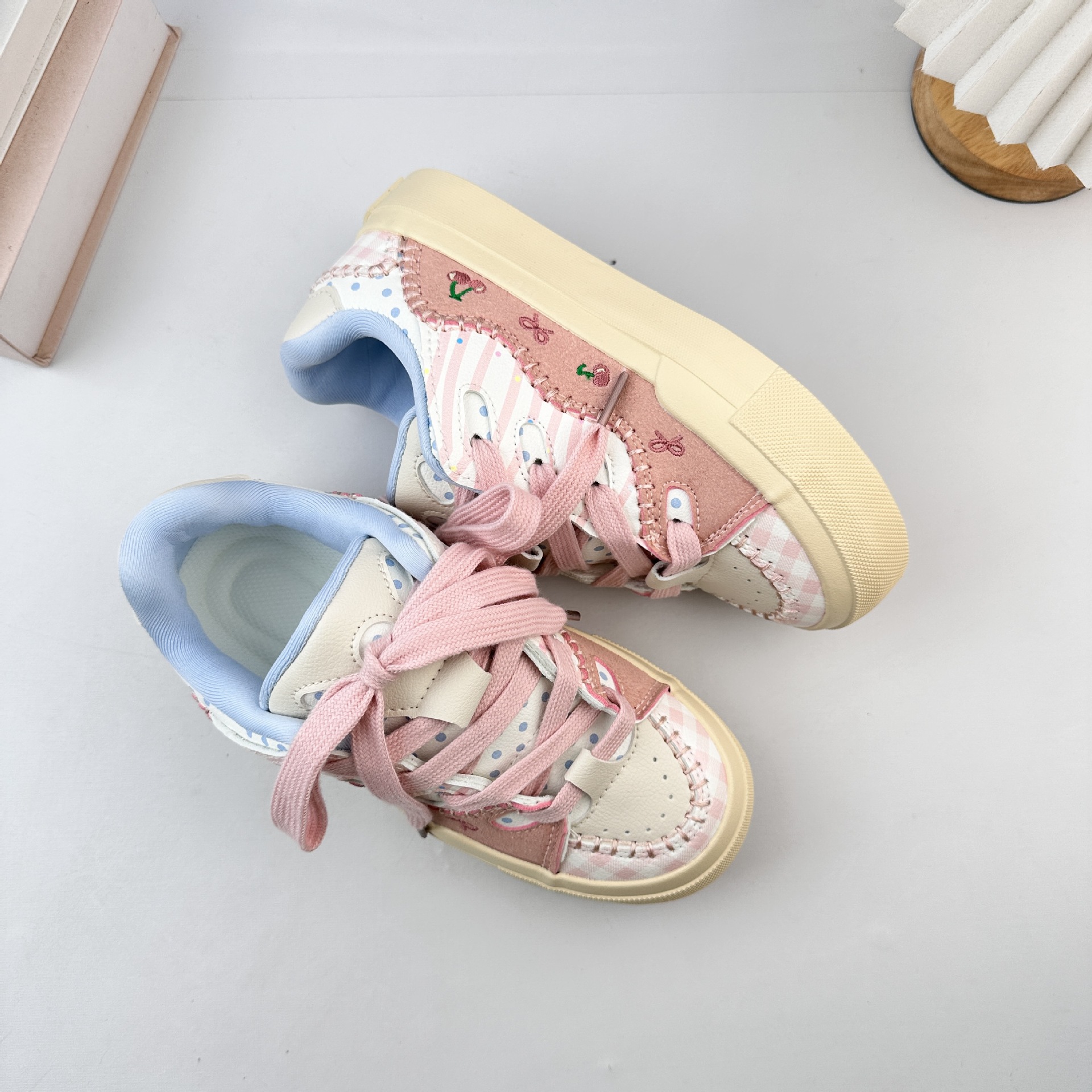 Yuanbo nicho diseño de zapatos blancos casuales de alto valor de otoño 2025 nuevos zapatos de lona zapatos deportivos