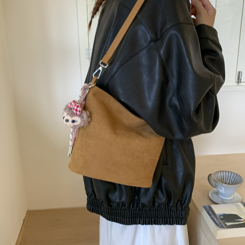 Transfronterizos bolsas de brazo simples para mujeres otoño y invierno 2025 nuevo bolso de cubo de seda multicolor bolso de hombro de viaje mochila