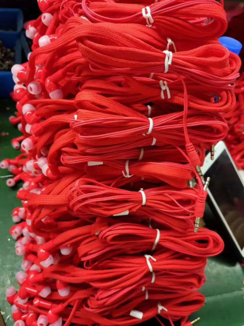 En stock Comercio exterior impermeable cordón auricular ropa con sombrero suéter ropa regalo cordón auricular con cable