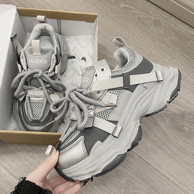 Zapatos de pop pop para mujeres 2024 nuevo otoño en zapatos blancos pequeños con suela gruesa para aumentar la altura de los zapatos de moda de malla transpirable