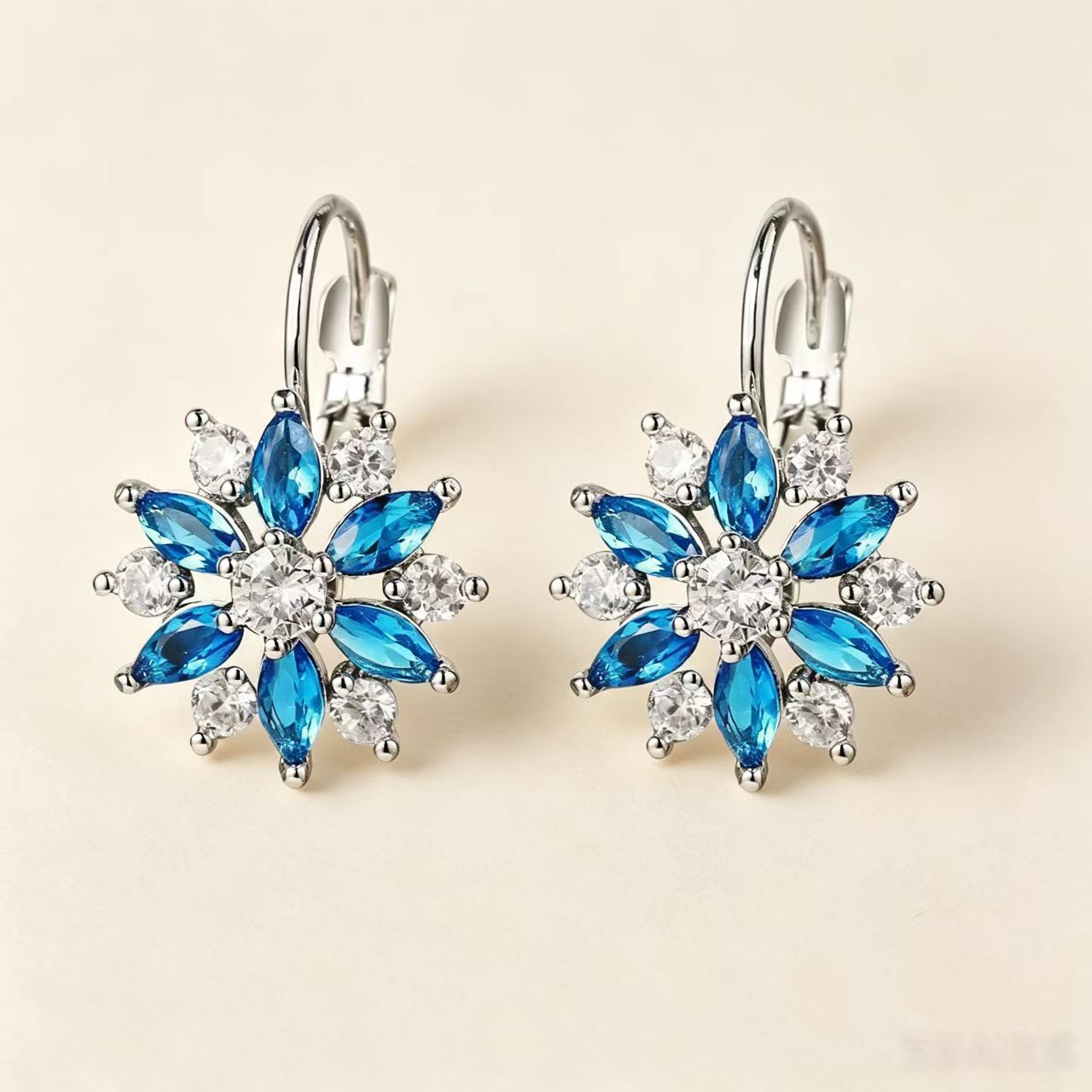 Ventas transfronterizas de flores de sol zircon bucles de orejas creativos nuevos clips de orejas de moda agujeros de orejas nuevos auriculares retro chinos