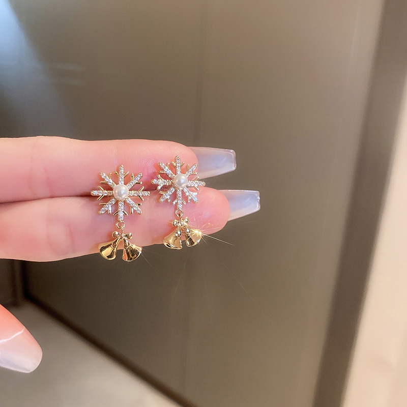 Retro Snowflake Copper Inlay Zircon Earrings 1 Pair