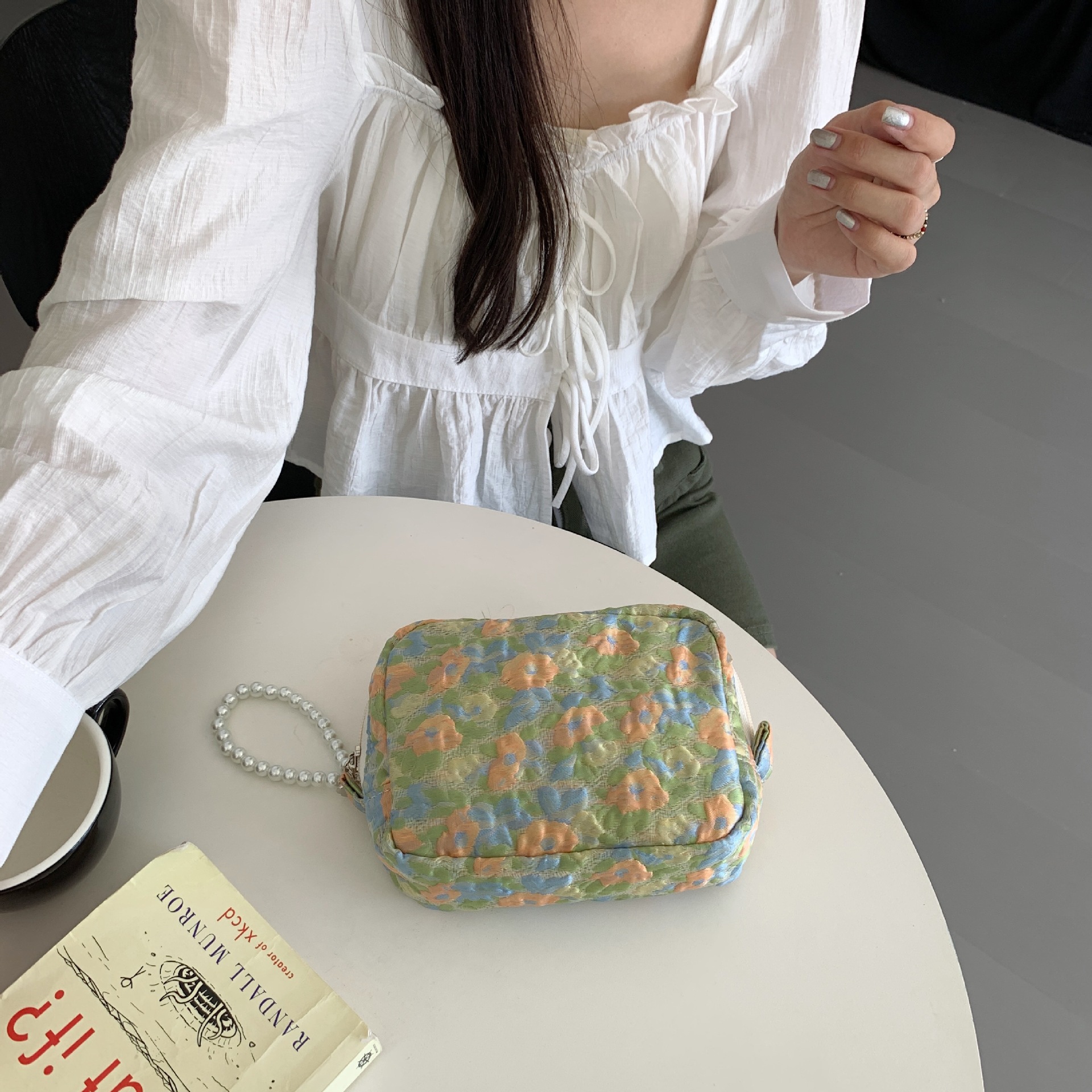 28172 Pearl pendant tassel hand-held cosmetic bag, embossed French storage bag, compact hand-held handbag undefined