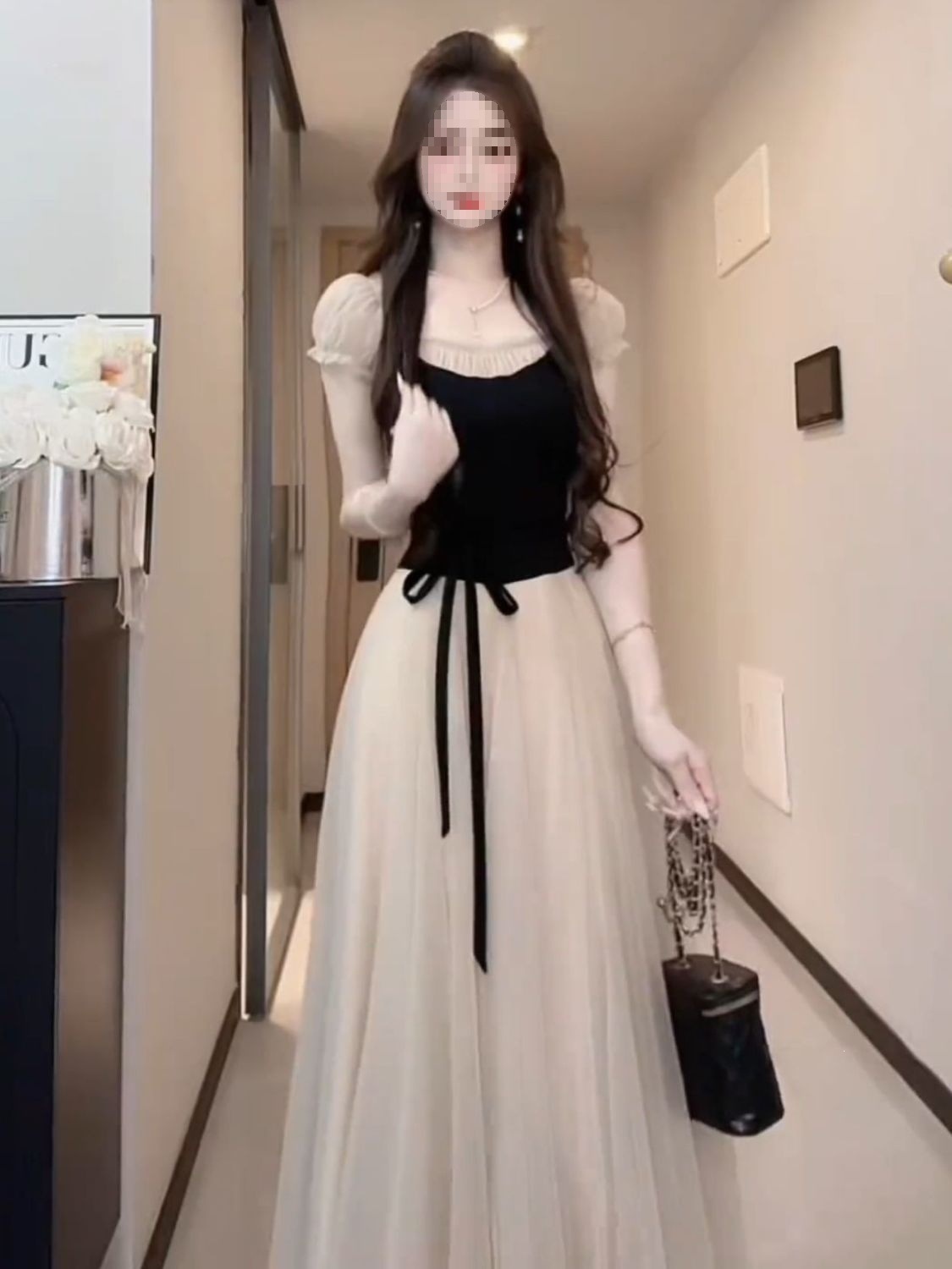 Đầm maxi nữ cổ vuông tay ngắn phong cách Pháp, thiết kế chắp vá thanh lịch, dáng suông nhẹ thắt eo — Đánh vần màu đen chi tiết 3