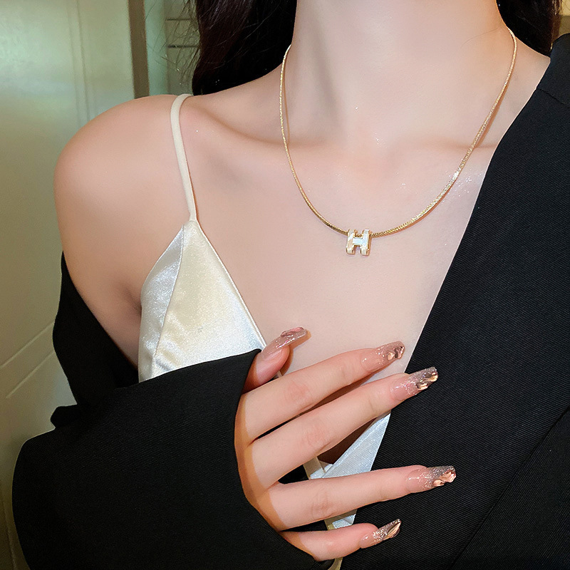 本物の金メッキジルコンのアルファベットのペンダントのネックレスは小さくてシンプルです。|undefined