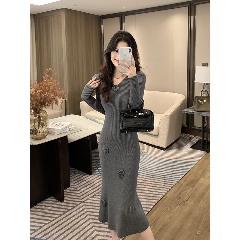 立体花朵v领长袖简约淑女针织连衣裙女秋冬温柔风收腰包臀长裙子