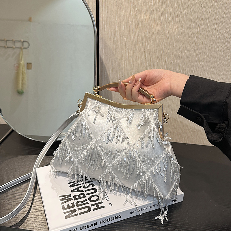 Bolsos transfronterizos para mujer 2024 modelos de otoño e invierno diseño de nicho agujero bolso de concha con hebilla de estilo coreano bolso cuadrado pequeño con borlas de moda image 8