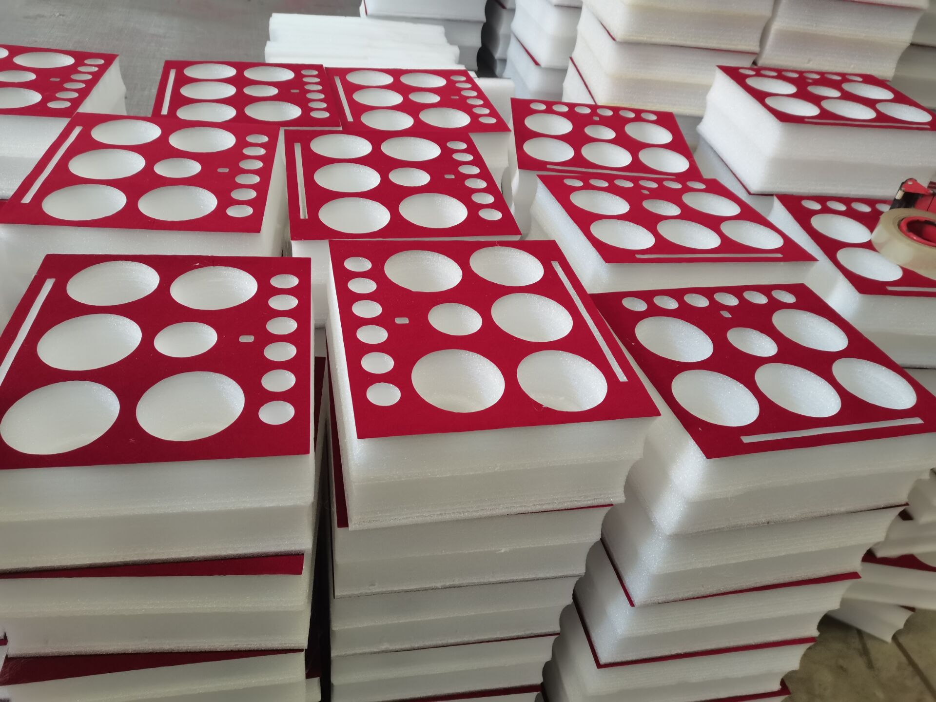 厂家供应白色红色珍珠棉表红绒快递包装/珍珠棉表绒布包装