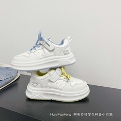 韓国版の子供用ファッションクラシックレターカジュアルホワイトシューズ2025初秋の新しいランニングシューズ男の子と女の子の学生向け