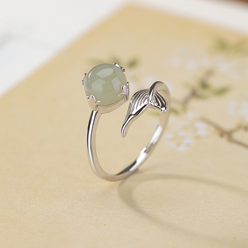 Nhẫn bạc S925 đính ngọc Hetian trong suốt, thiết kế đuôi cá hạt tròn thời trang — một mảnh