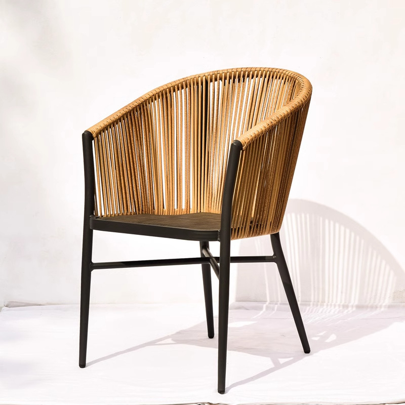 Mesa y silla de patio al aire libre, madera plástica, casa nórdica, patio al aire libre, jardín al aire libre, balcón, combinación de terraza de ocio