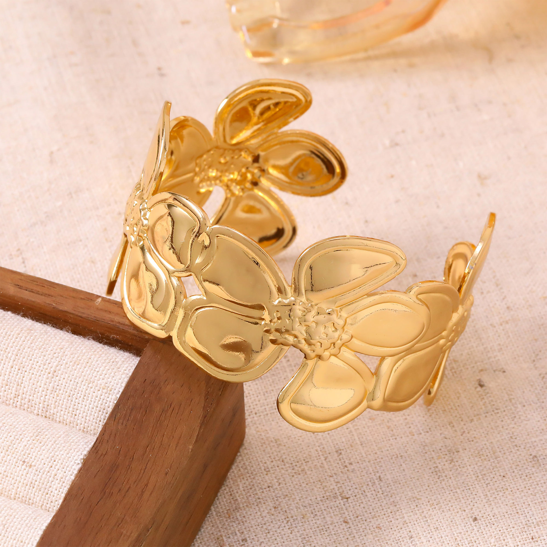 Golden bracelet, flowered