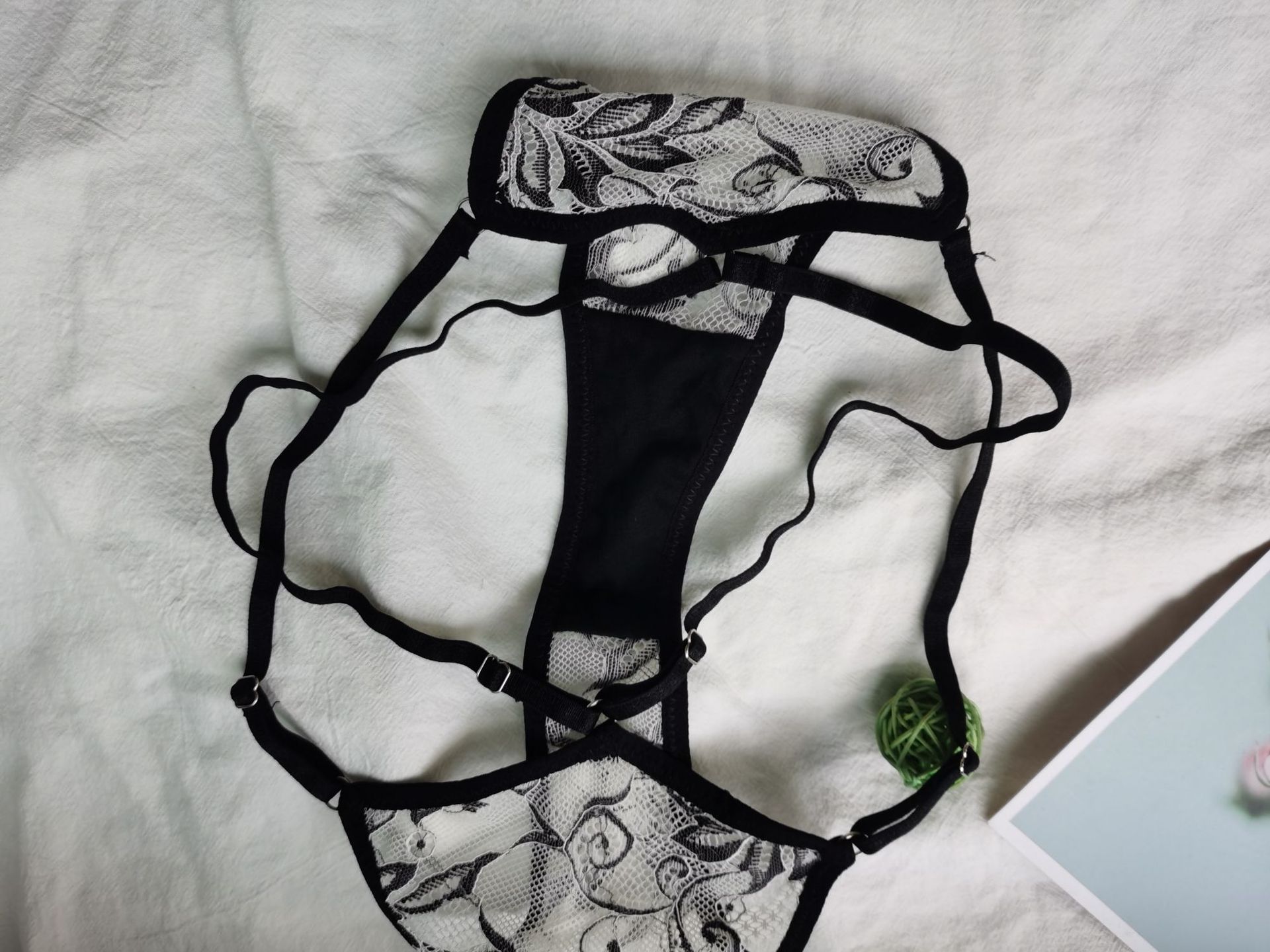 Jauna seksīga veļas veste ar mežģīņu izšuvumu un perspektīvu izdobtu krūštura komplektu sieviešu stringiem._voghion.com