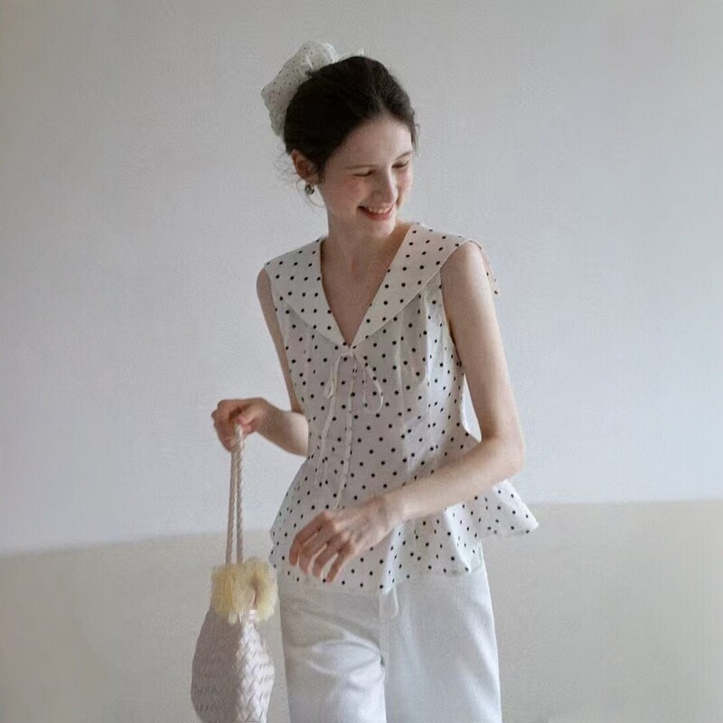 Korean-style polka dot sleeveless shirt for women, new summer V-neck design with tie detail, slimming and versatile white top Korean-style polka dot sleeveless shirt for women, new summer V-neck design with tie detail, slimming and versatile white top