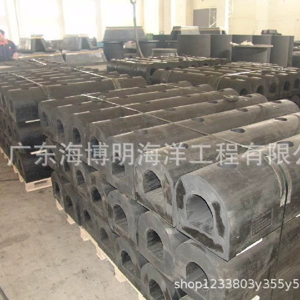 Замена противоударных буферных устоев на причале порта Хайнань, демонтаж и замена резиновых противоударных буферных устоев на причале.