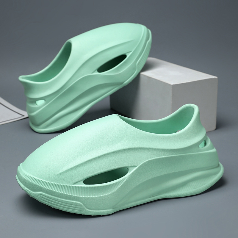 Zapatos con agujeros para hombre verano 2025 nuevo estilo de uso exterior, pisa mierda, sandalias de playa de suela blanda, sandalias de hombre de suela gruesa