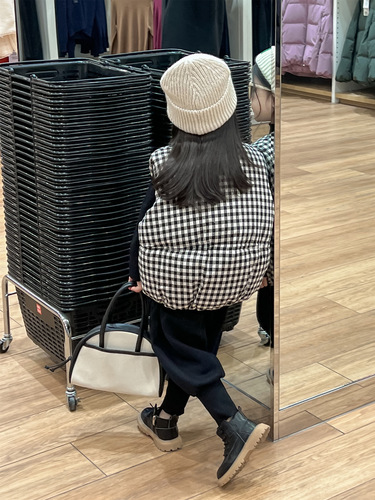 Take separate photos of the  winter coats for boys and girls, grid down jackets, cotton warm lapels, bread-style vests, and knitted inner pants.