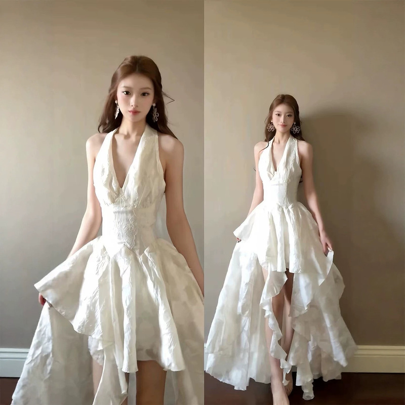 French-style sweet holiday halter-neck dress, new spring-summer model, elegant and ethereal, with an irregular train, perfect for seaside vacations French-style sweet holiday halter-neck dress, new spring-summer model, elegant and ethereal, with an irregular train, perfect for seaside vacations