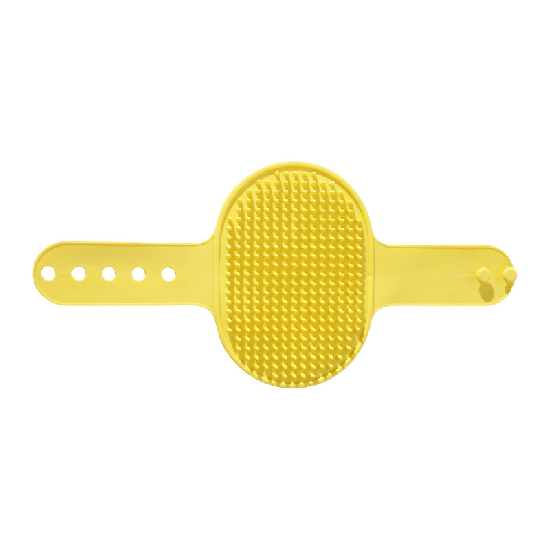 Gato frotando picazón y descomprimiéndolo en la esquina