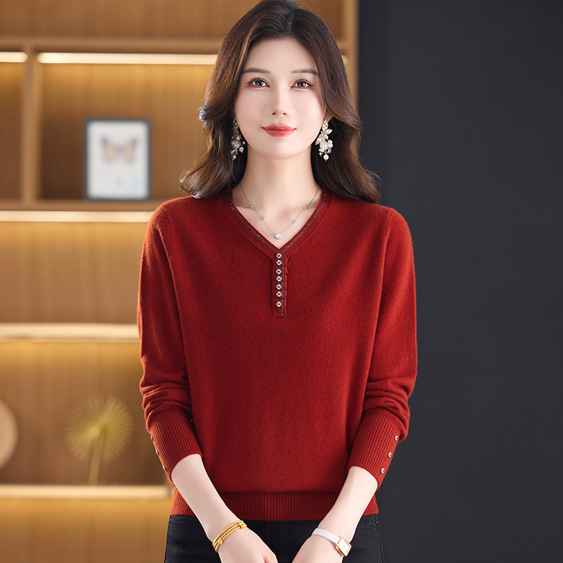 Stylish autumn collection for moms: 100% pure wool sweater, elegant knit top, V-neck design, suitable for middle-aged and elderly women Stylish autumn collection for moms: 100% pure wool sweater, elegant knit top, V-neck design, suitable for middle-aged and elderly women