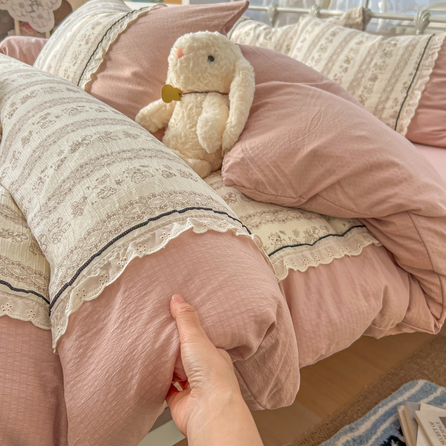 Dormir desnudo en la cama clase A tres capas de hilo cuatro piezas de algodón super suave sábanas de encaje cubierta cama dormitorio tres piezas
