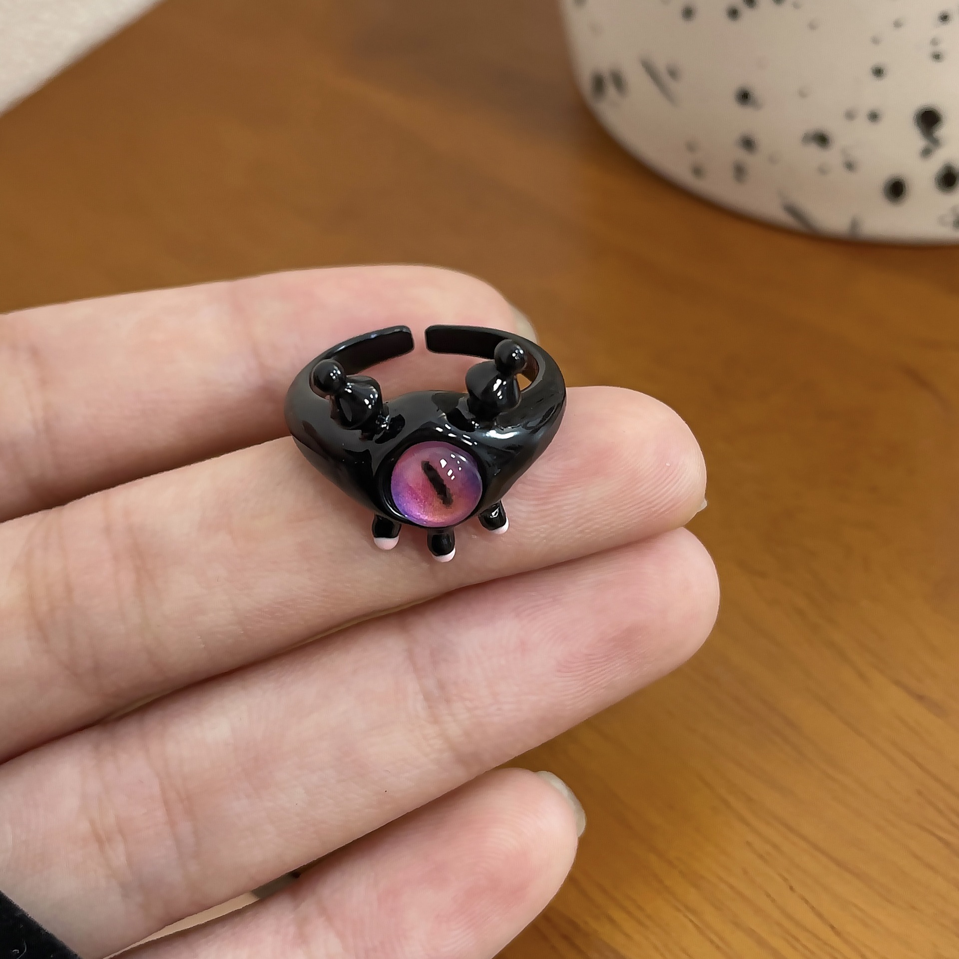 Lindo pequeño monstruo gato negro 2023 nuevo anillo femenino dopamina joyería anillo de ojo grande pareja anillo de cola Masculino