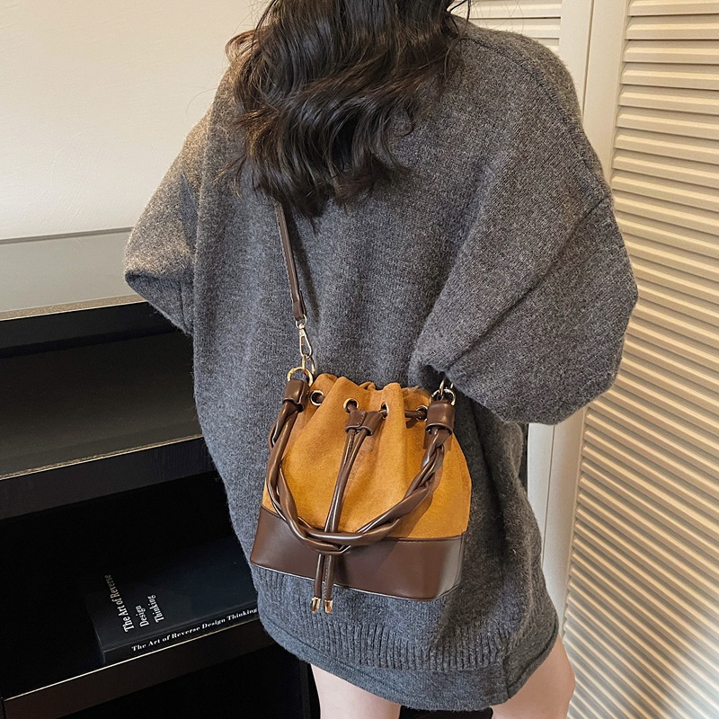 Bolso de leopardo de mujer 2025 nuevo otoño invierno lujo ligero nicho de alta sensación bolso de hombro de terciopelo de gamuz bolso de balde