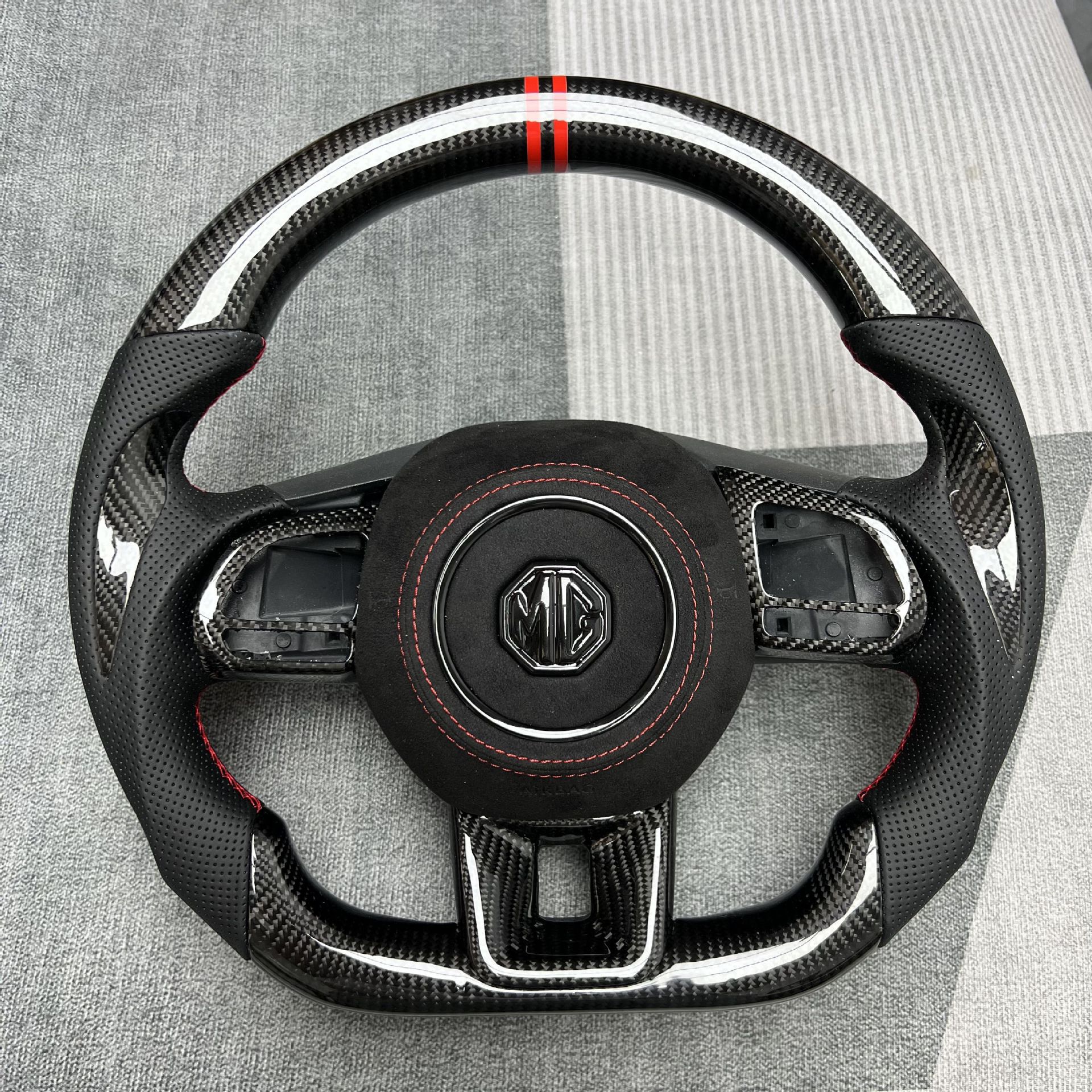 Custom Carbon Fiber Steering Wheel from the Source Manufacturer, Suitable for Modification and Processing of Roewe Mg Car Steering Wheels