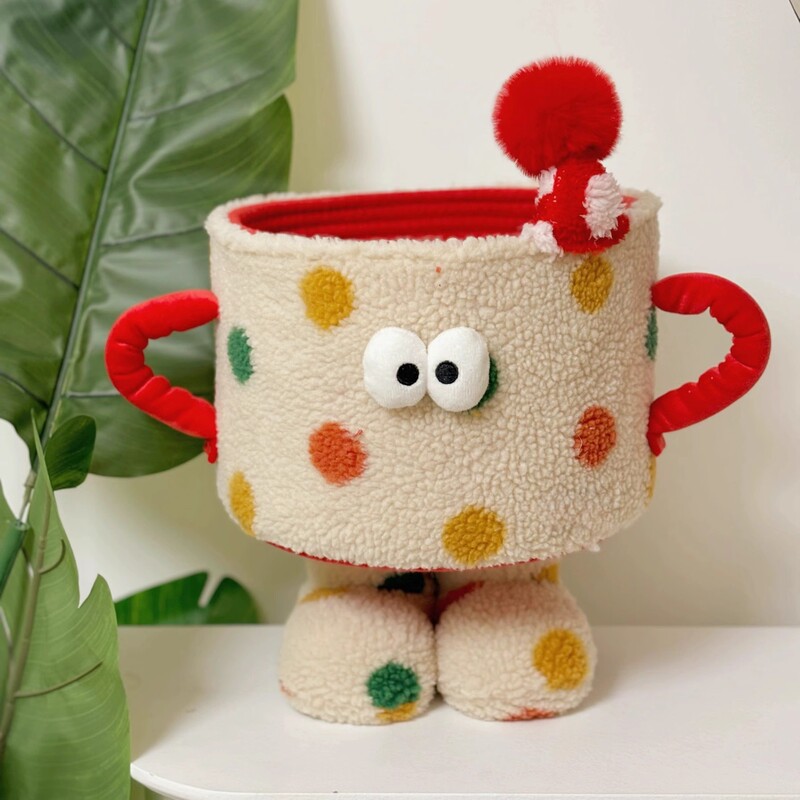 小怪獣は子羊の毛の綿の紐を収納してかごを整理します。|undefined