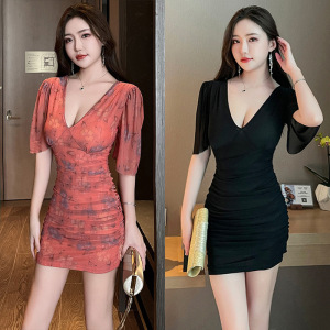 V-neck low cut dress with pleated and tight fitting buttocks， short skirt