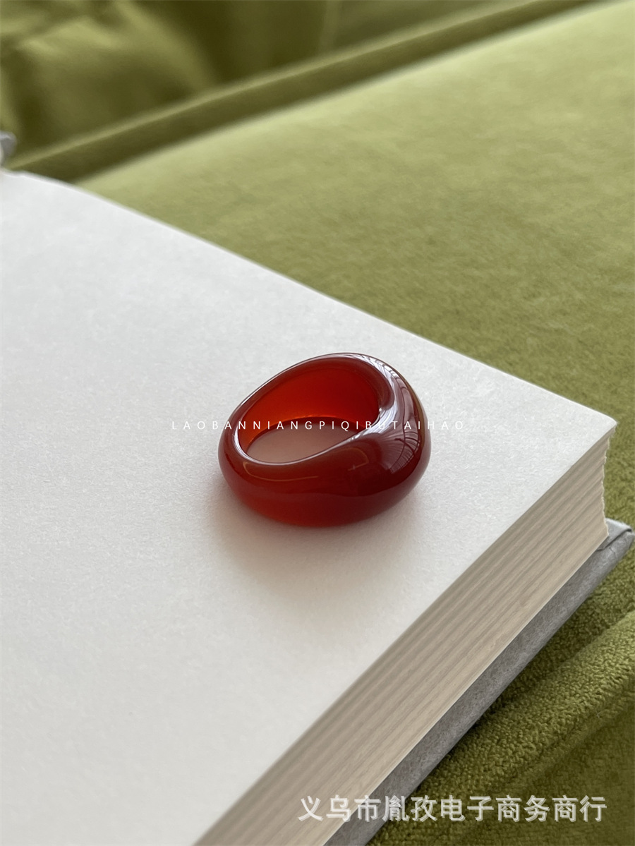 El pequeño blogero del libro rojo con el mismo anillo de resina en forma de tesoro único de nicho, anillo de viento frío para atraer riqueza