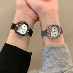 甘いキティの猫はダイヤモンドの蝶結びの腕時計を入れます。